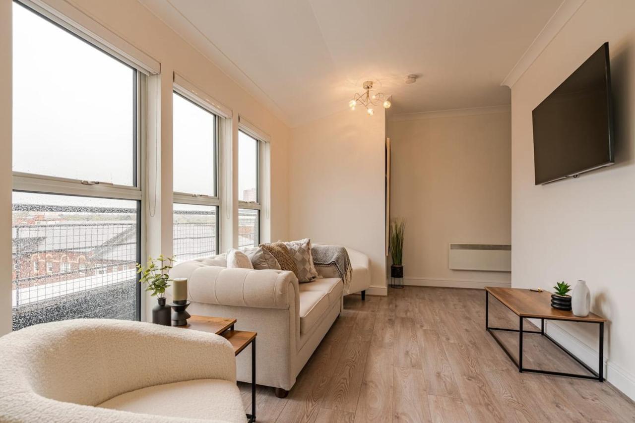 Cosy Penthouse In Centre With Free Parking & Wrap Around Balcony *